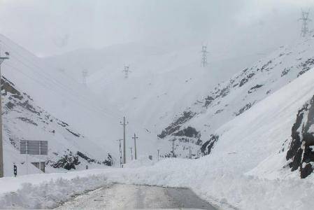 برف و کولاک جاده های زنجان را فرا گرفته است