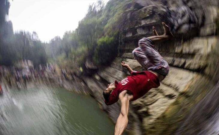 عکس/ لحظه مرگ / مرد بوکانی درحال گرفتن عکس سلفی مقابل آبشار شلماش سردشت، به درون آبشار سقوط کرد و جان خود را از دست داد
