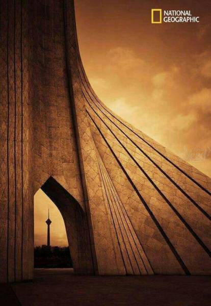 عکس/  دو نماد تهران در یک قاب