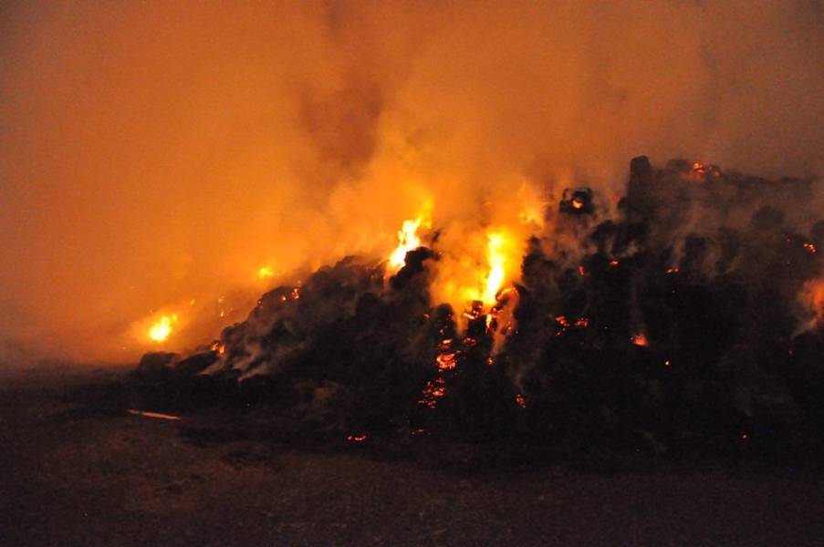 آتش سوزی در انبار علوفه اراک پس از 6 ساعت مهار شد