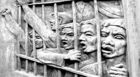 محرومیت های کم سابقه ای به زندانیان سیاسی رجایی تحمیل شده و هم اکنون دست کم ۲۲ زندانی در این سالن در شرایط بغرنجی در اعتصاب غذا به سر می برند