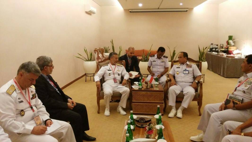 توافق فرماندهان نیروی دریایی ایران و اندونزی برای توسعه همکاری های آموزشی، فنی و عملیاتی
