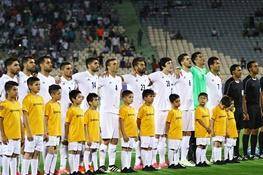 یک دقیقه سکوت به احترام زلزله‌زدگان کرمانشاه در بازی تیم ملی/بازوبند مشکی روی بازوی شاگردان کی‌روش