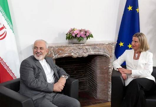 در همان زمان که جواد ظریف وزیر خارجه ی اسلامی، با لبخند در اروپا پذیرایی می شود، آمریکا گام های بیشتری بر می دارد. رئیس بانک مرکزی به علت «حمایت از تروریسم» در فهرست تحریم های آمریکا قرار گرفت