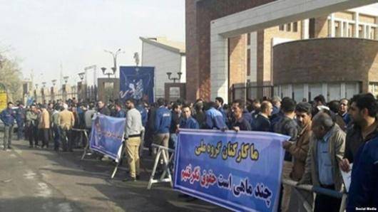 ۵۰۰ کارگر گروه ملی صنعتی فولاد اهواز برای چهارمین روز پیاپی به اعتراض خود ادامه دادند. پلیس به معترضان حمله و تعدادی از کارگران معترض را مجروح کرد