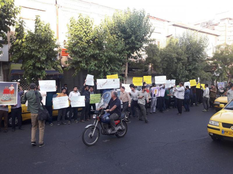 تجمع دانشجویان بسیجی در تهران در اعتراض به برگزاری جشن تولد ملکه انگلیس 