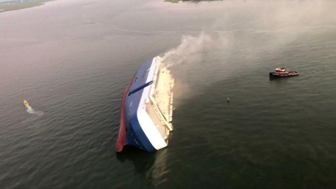 واژگون شدن کشتی حامل هزاران خودرو در سواحل آمریکا 