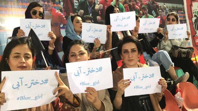 دختران افغان در استادیوم کابل با سحر خدایاری، مشهور به 'دختر آبی' ابراز همبستگی کردند 