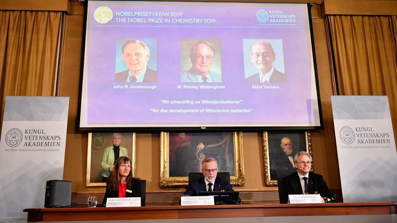 جان گودایناف، استنلی ویتینگهام و آکیرا یوشینو مشترکاً برندۀ نوبل شیمی شدند