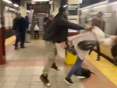 حمله وحشیانه یکی از اراذل به مسافران زن در ایستگاه مترو + فیلم
