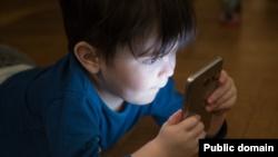 تلفن‌های موبایل برای رشد و تکامل مغز خردسالان مضر است