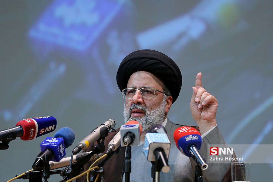 دیدار چهره به چهره آیت‌الله رئیسی با صیادان و ملوانان ‌/ حضور رئیس قوه قضاییه در محل دپوی خودرو‌های پرشمار وارداتی گمرک