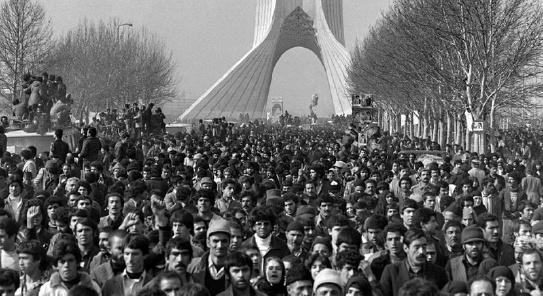 چرا رژیم پهلوی سقوط کرد؟