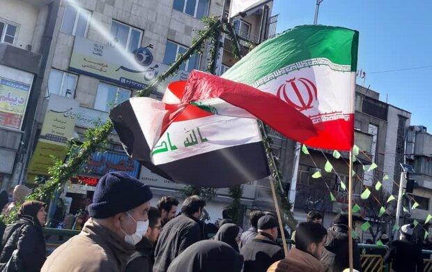 حضور جوانان تهرانی با پرچم «الحشد الشعبی» در راهپیمایی ۲۲ بهمن