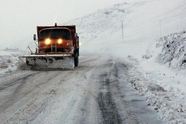 تداوم بارش برف و کولاک در برخی جاده‌های کشور