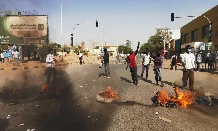 معترضان سودانی راه‌های پایتخت را مسدود کردند