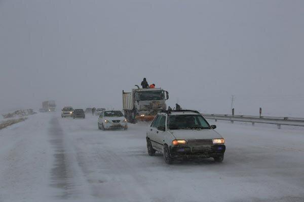 بارش برف و کولاک شدید در آزاد راه زنجان-قزوین