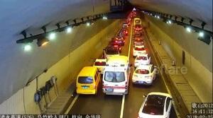 اقدام تحسین برانگیز رانندگان با شنیدن آژیر آمبولانس در تونل
