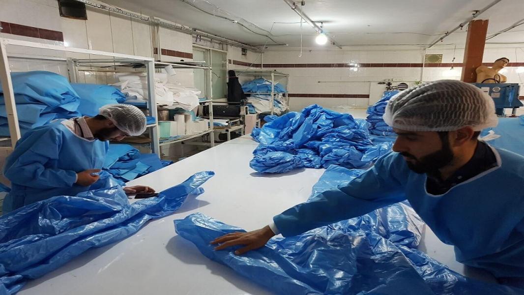 بخشی از لباس بیماران کرونایی توسط صنعتگران نیمروز تولید می‌شود