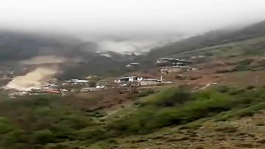لحظه وحشتناک سقوط سنگ غول‌ پیکر در روستای پیت سرا + فیلم