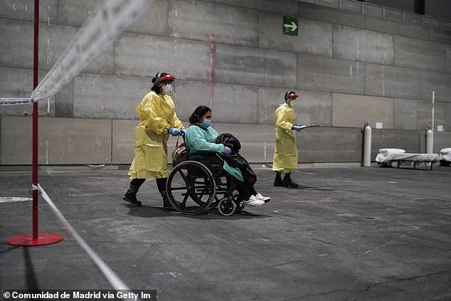عکس| اسپانیا در جنگ با کرونا؛ کمبود تخت در بیمارستان ها