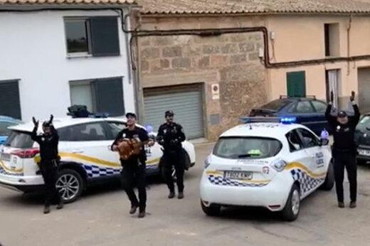 ببینید | رقصیدن پلیس های اسپانیایی در خیابان برای روحیه‌دادن به مردم در قرنطینه