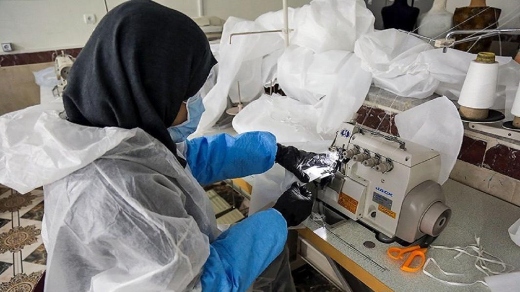 تولید لباس‌های کادر درمانی به همت زنان سرپرست خانوار استان قزوین