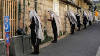 کرونا؛ پلیس اسرائیل حریف تشییع‌کنندگان خاخام یهودی نشد