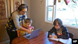 تعطیلی مدارس در بحران کرونا «شکاف دیجیتالی» موجود میان دانش‌آموزان را آشکار کرده است