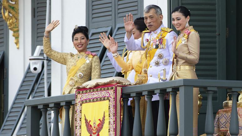 پادشاه تایلند به همراه ۲۰ زن در یک هتل لوکس قرنطینه شد+عکس