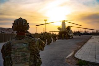 خروج نظامیان آمریکایی از ۵ پايگاه در عراق؛ مى روند يا مى‌مانند؟