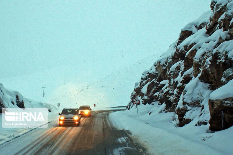 بارش برف و باران در جاده‌های ١١ استان کشور