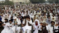 با وجود خطر شیوع کرونا، رئیس جمهوری پاکستان محدودیت‌ها برای نماز جماعت در مساجد را لغو کرد