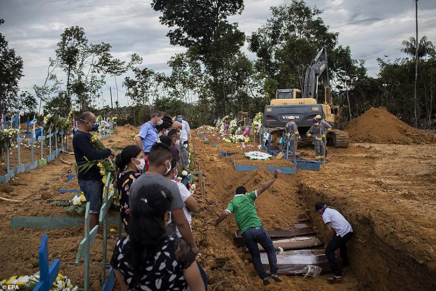 عکس|گور‌های دسته جمعی در برزیل و انباشته شدن اجساد در کامیون‌ها