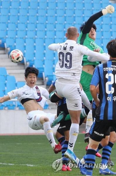 اولین مسابقه فوتبال در کره جنوبی بعد از کرونا (عکس)