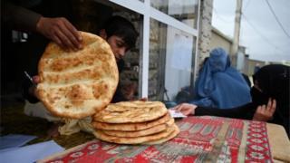 کرونا در افغانستان؛ برنامه دولتی توزیع نان به نیازمندان چگونه اجرا می‌شود؟
