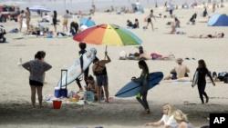 روش‌های ضد و نقیض کالیفرنیا در فرو نشاندن موج ابتلا به کرونا