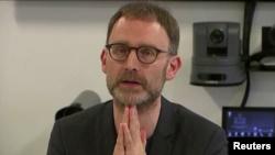 دانشمند بریتانیایی که درباره پیامدهای ویروس کرونا هشدار داده بود به دلیل نقض مقررات محدودیت‌ها استعفا کرد