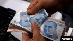 سقوط بی‌سابقه ارزش لیر ترکیه در برابر دلار آمریکا؛ ترکیه مبادله لیر در سه بانک را ممنوع کرد
