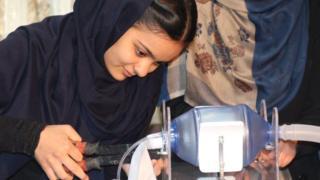 تیم رباتیک دختران افغانستان دستگاه تنفس مصنوعی می‌سازد