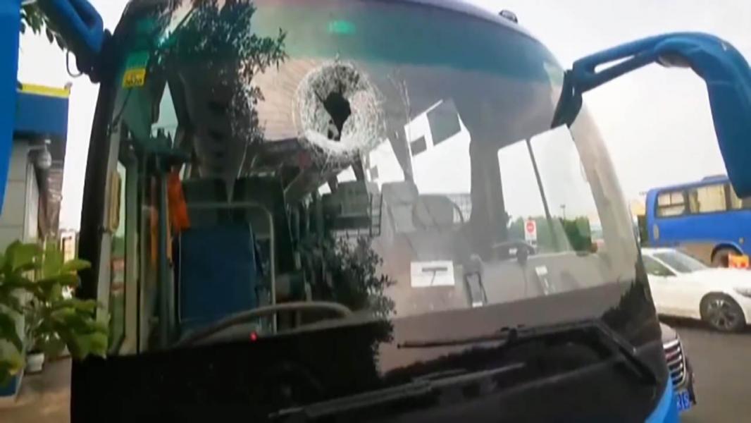 رخ دادن حادثه‌ای غیرمنتظره‌ برای مسافران اتوبوس توسط تریلی + فیلم