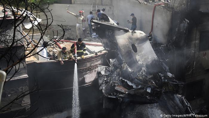 پاکستان؛ سقوط هواپیما با ۹۸ مسافر در یک منطقه‌ مسکونی کراچی
