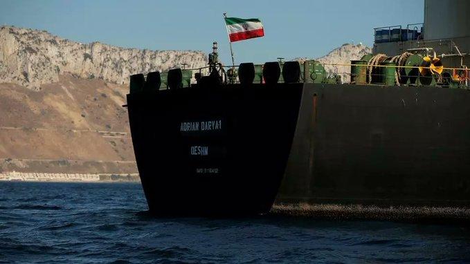 ادای احترام پرسنل ایرانی به پرچم کشورمان پس از پهلوگیری نفتکش در بندر ال پالیتو