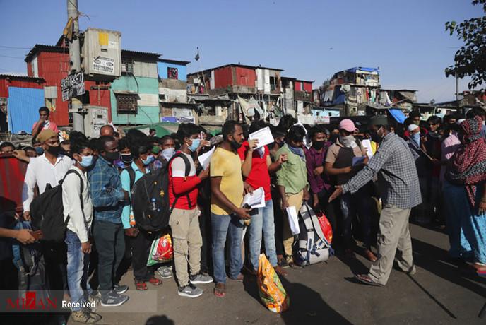 صف جمعیت مهاجر در ایستگاه‌های راه آهن - بمبئی