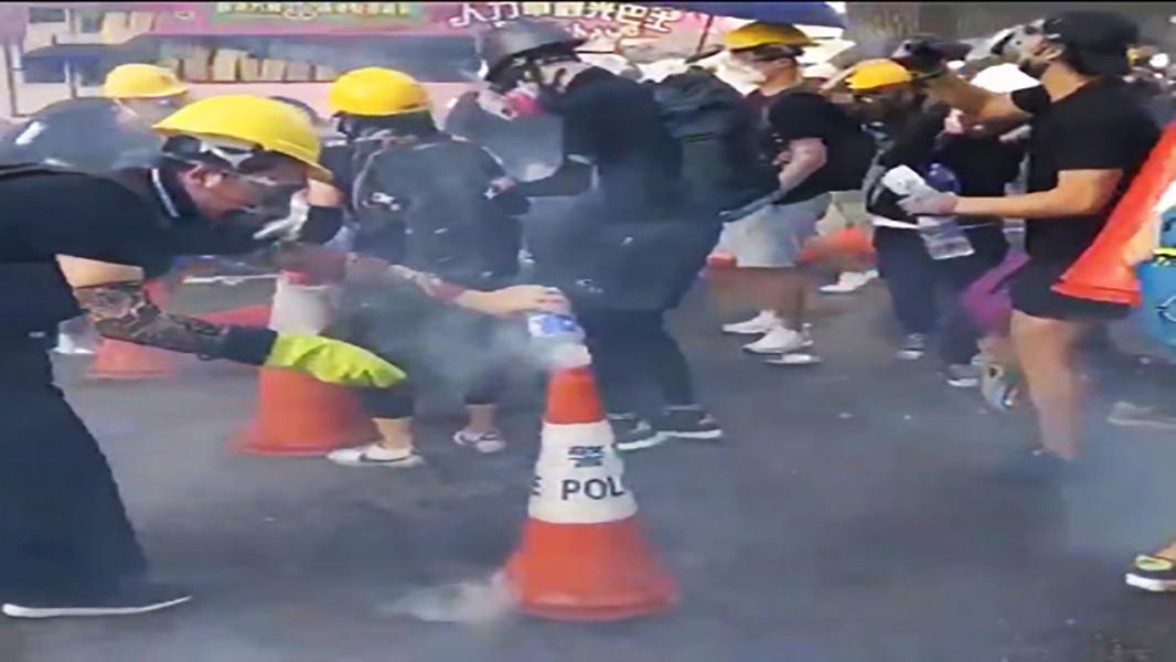 راهکار جالب هنگ کنگی‌ها برای مقابله با گاز اشک آور + فیلم