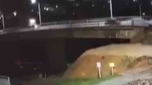 سقوط وحشتناک خودروی سواری به پرتگاه حاشیه بزرگراه + فیلم