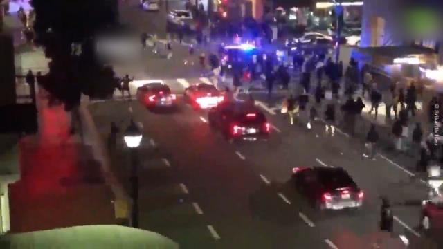 حمله خودروی پلیس آمریکا به تظاهرکنندگان و تلاش برای زیرگرفتن آن‎ها + فیلم