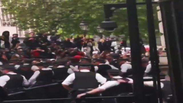 درگیری پلیس انگلیس با معترضان به قتل جورج فلوید + فیلم