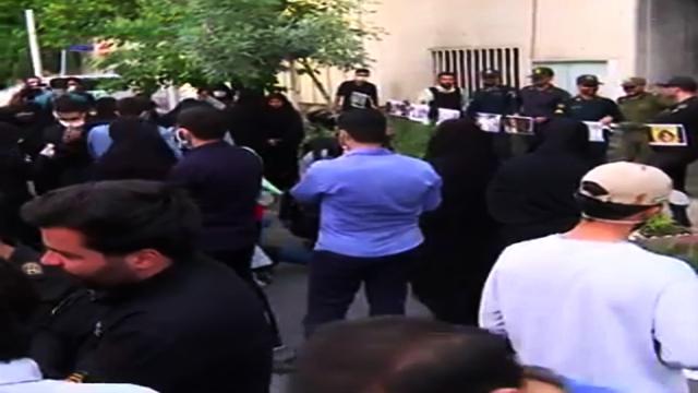 اعلام همبستگی دانشجویان دانشگاه تهران با معترضان آمریکایی با تجمع مقابل سفارت سوئیس در تهران + فیلم