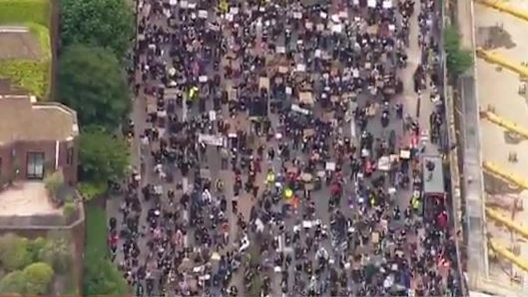 تصاویر هوایی از تجمع هزاران معترض انگلیسی مقابل سفارت واشنگتن در لندن